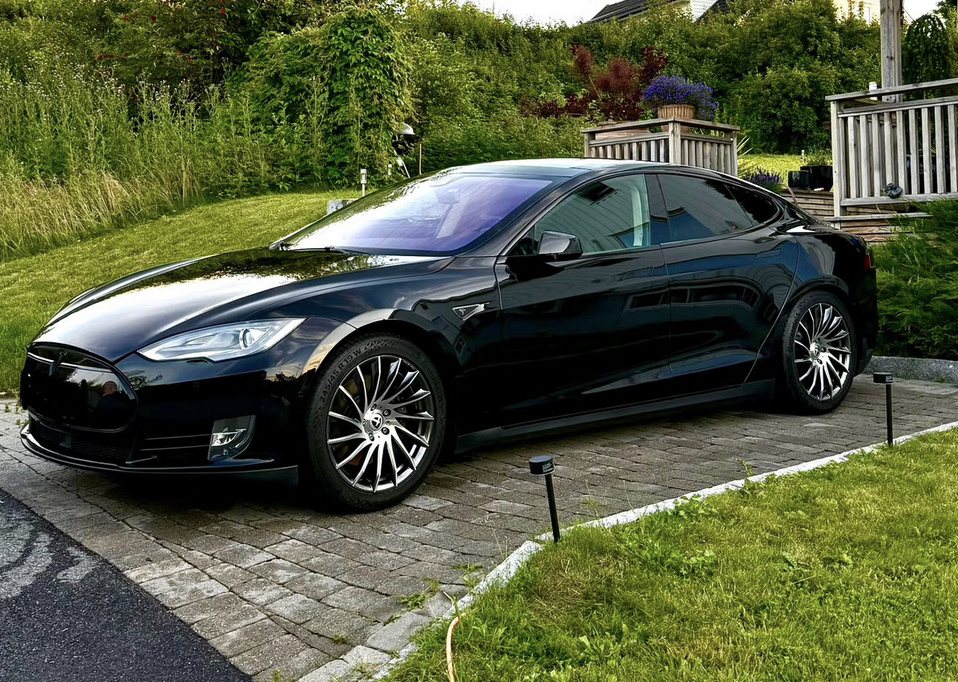 
								S 85 blac full									