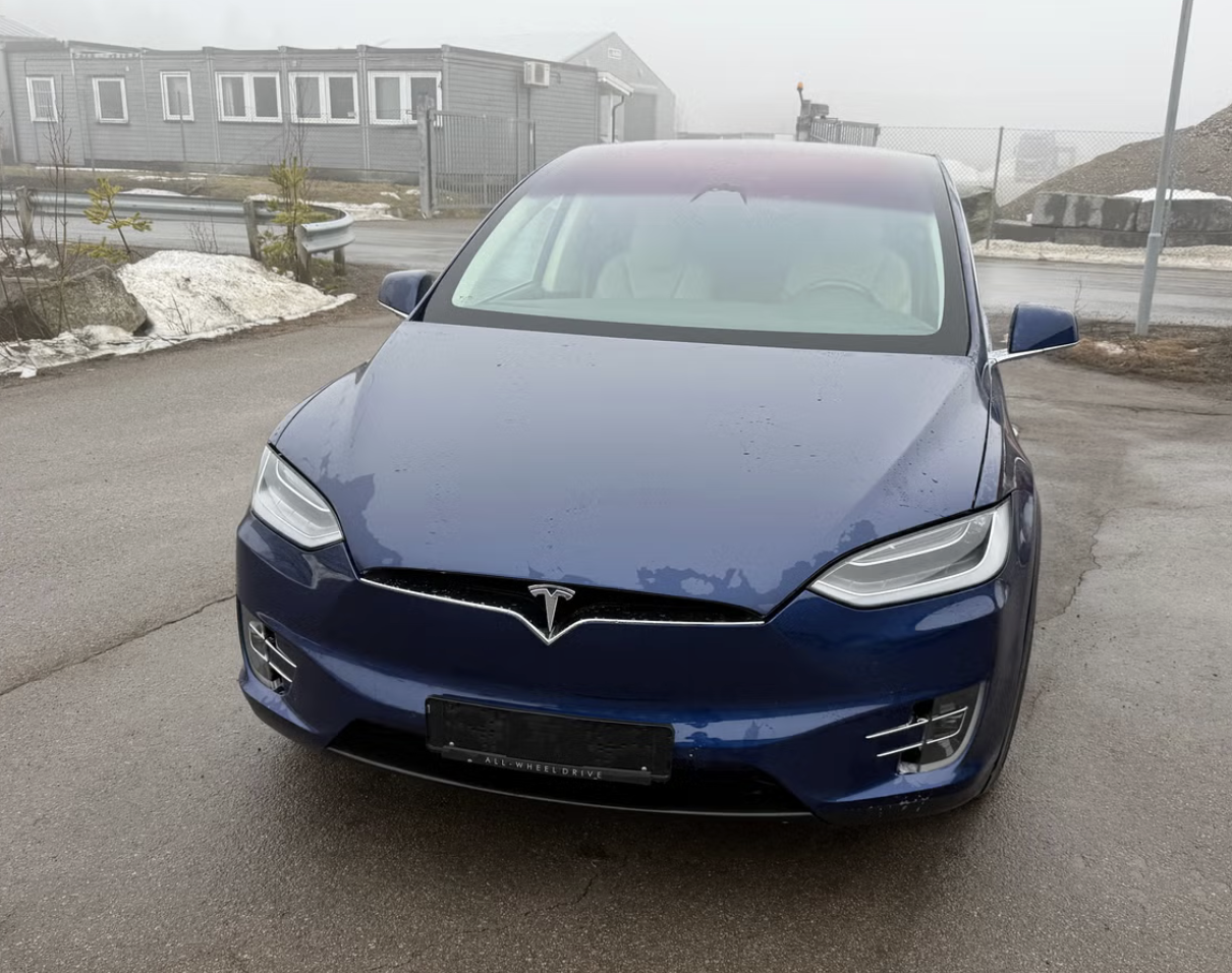 
								x90D blue full									