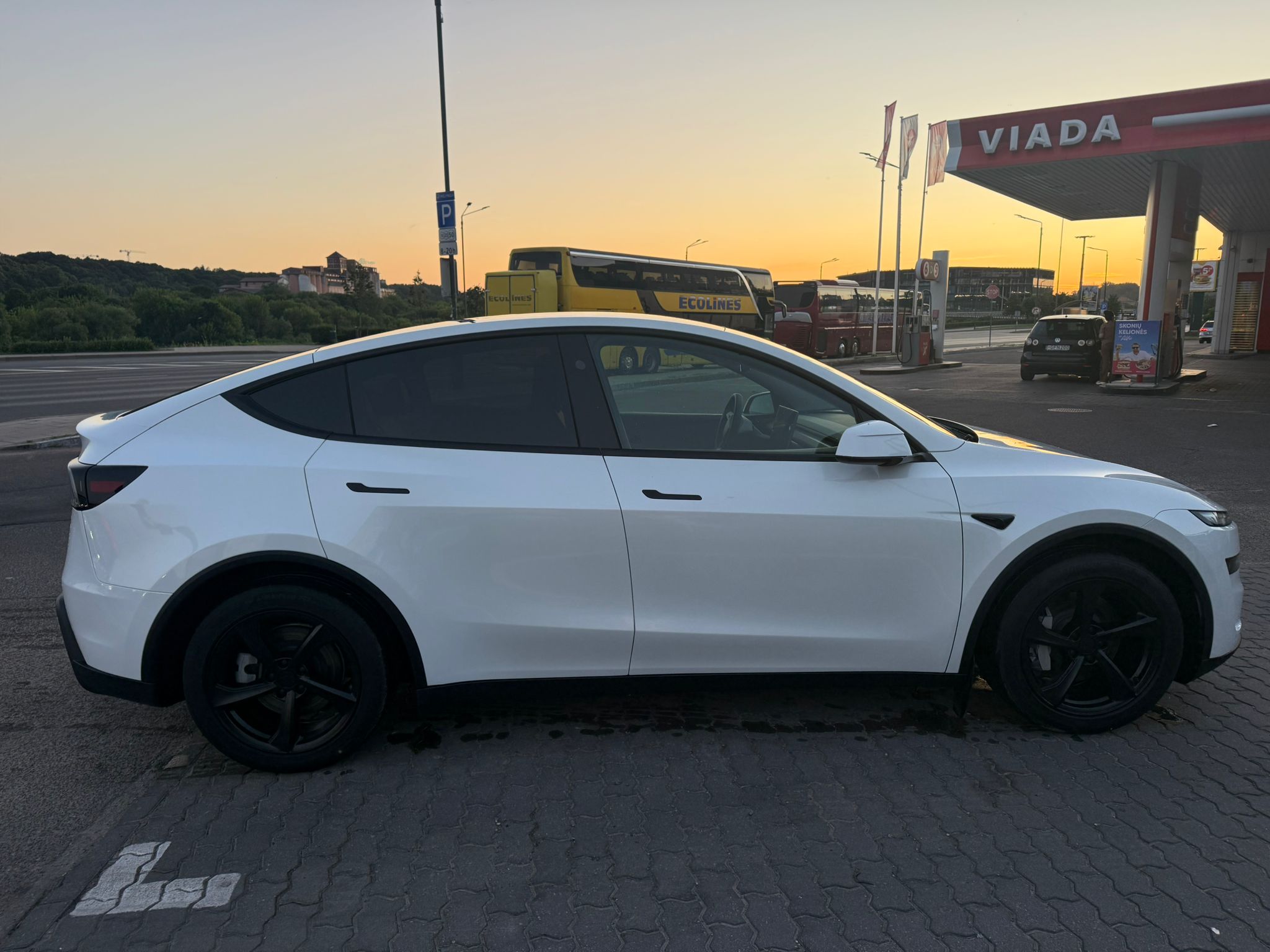 
								Model Y Long Range full									