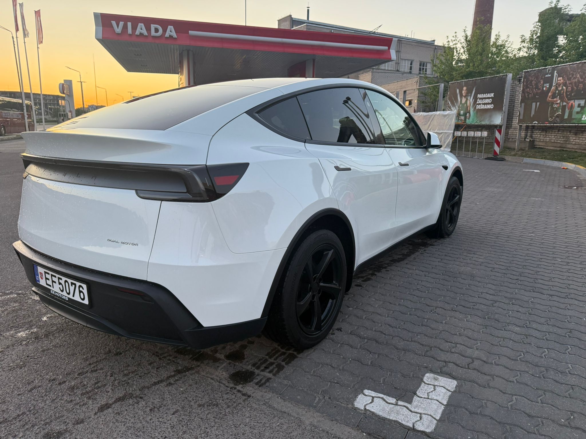 
								Model Y Long Range full									