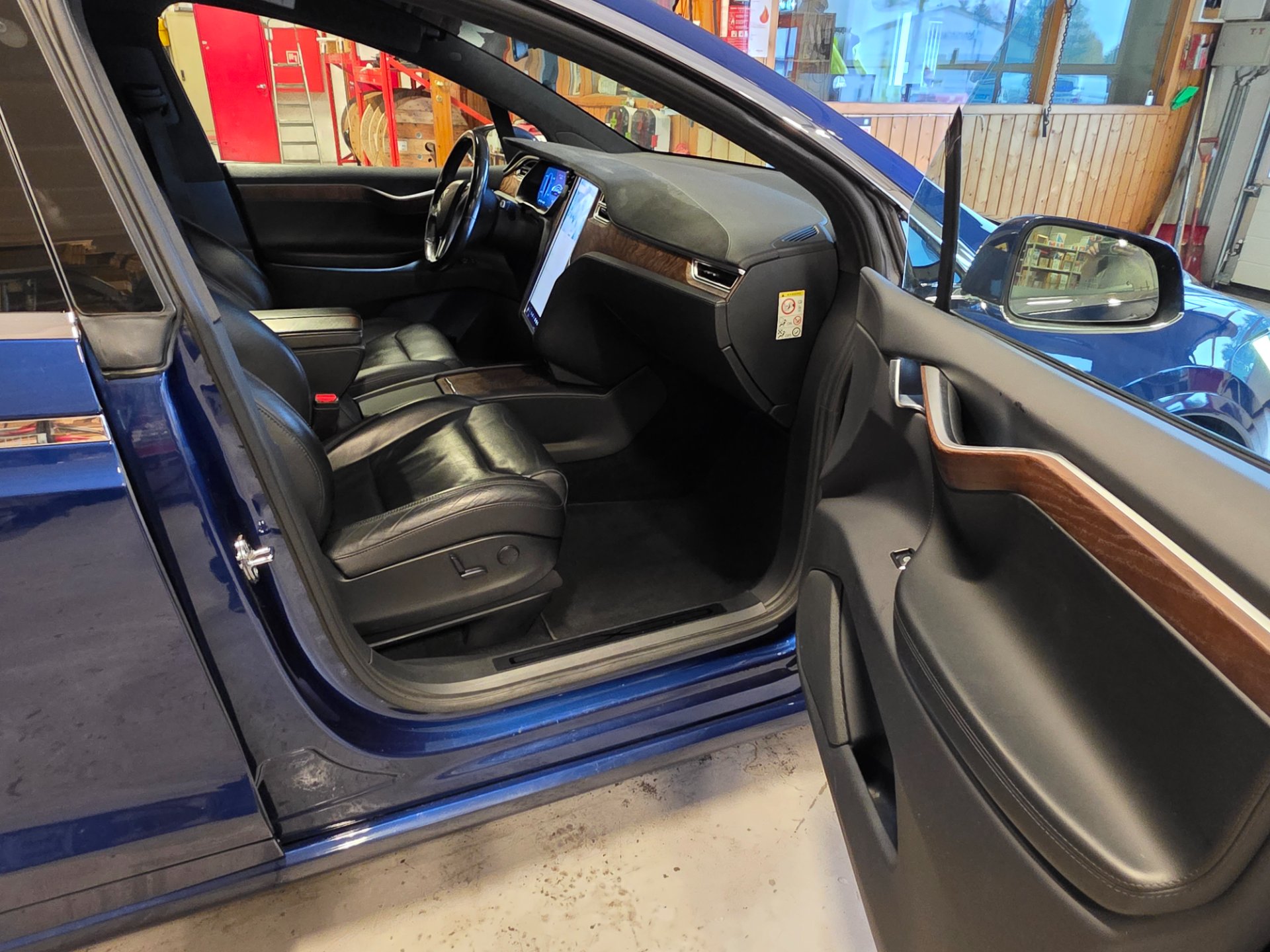 
								X90D blue full									
