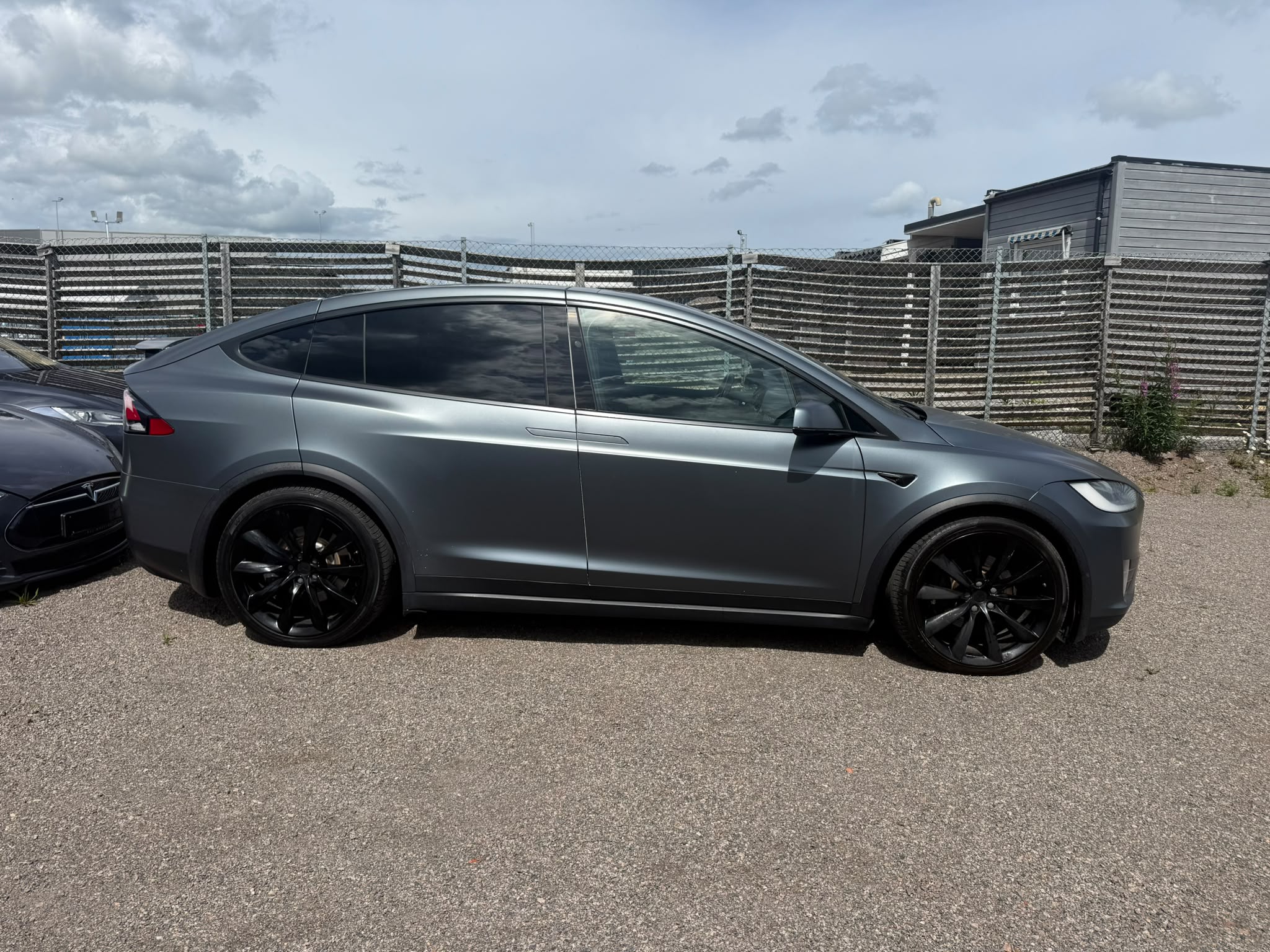 
								x90D tinted full									