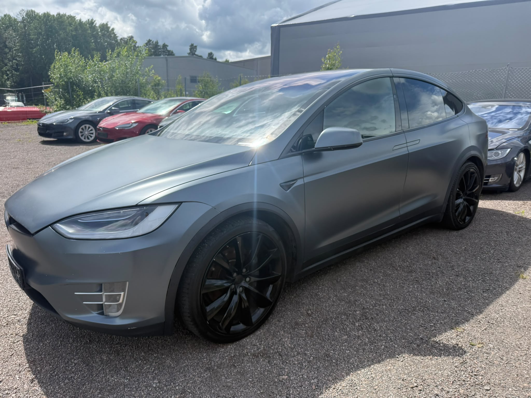 
								x90D tinted full									