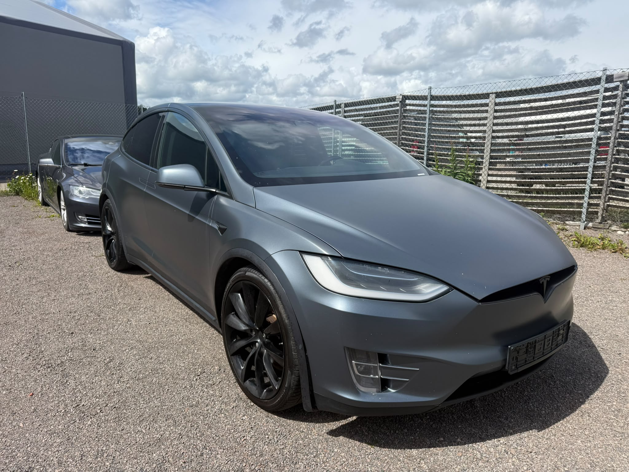
								x90D tinted full									