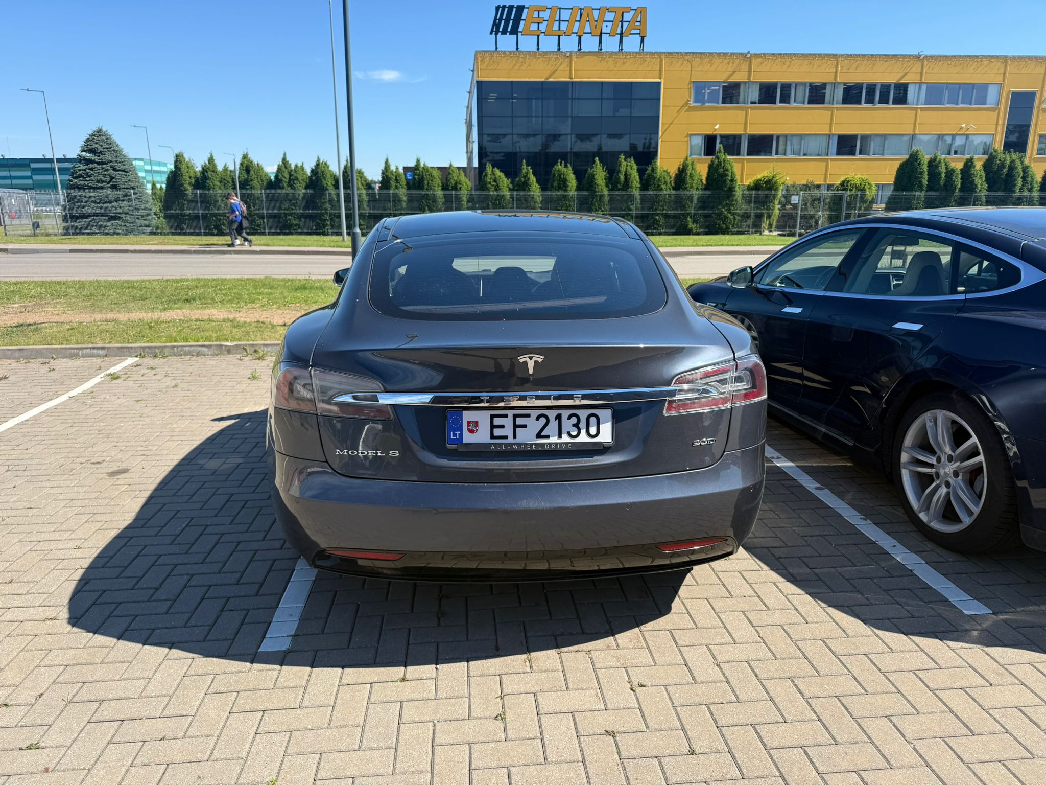 
								S90D grey full									