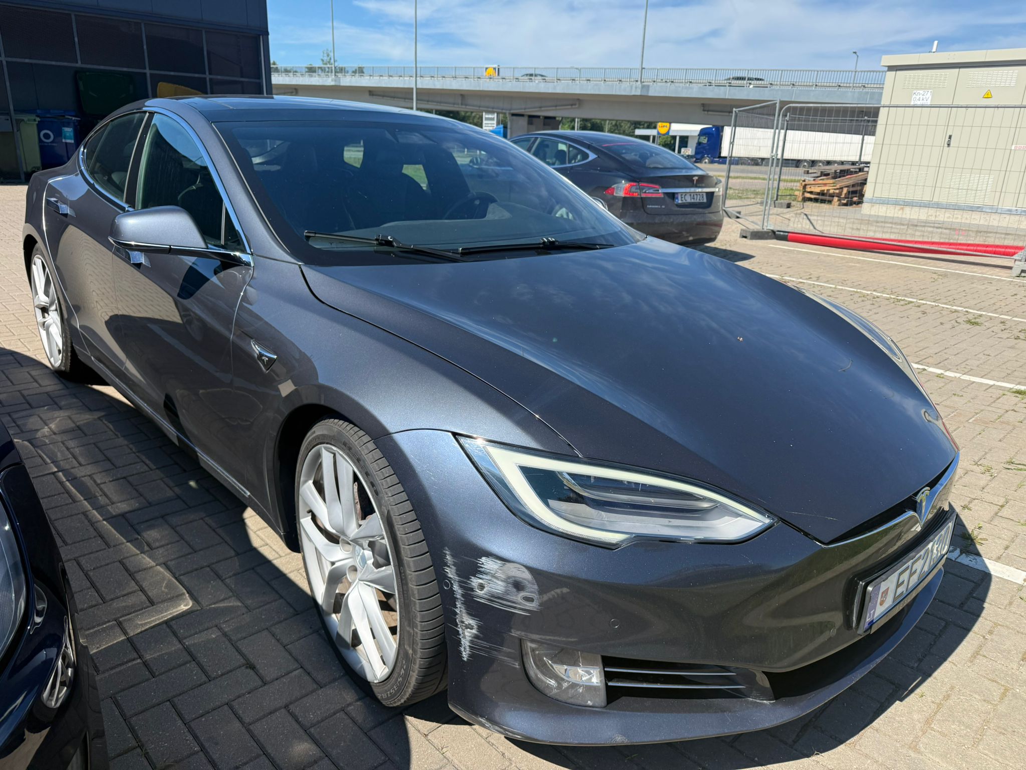 
								S90D grey full									