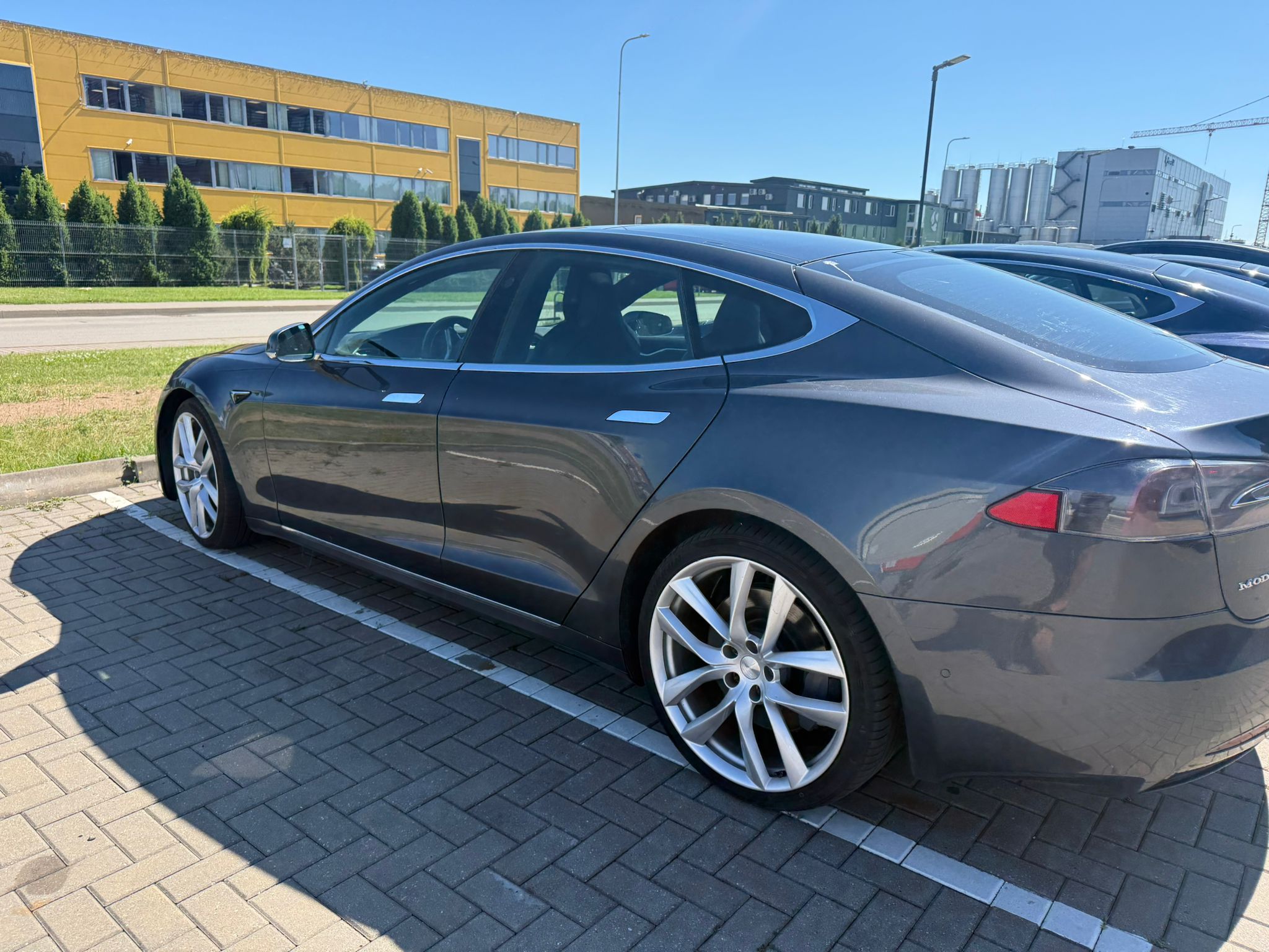 
								S90D grey full									