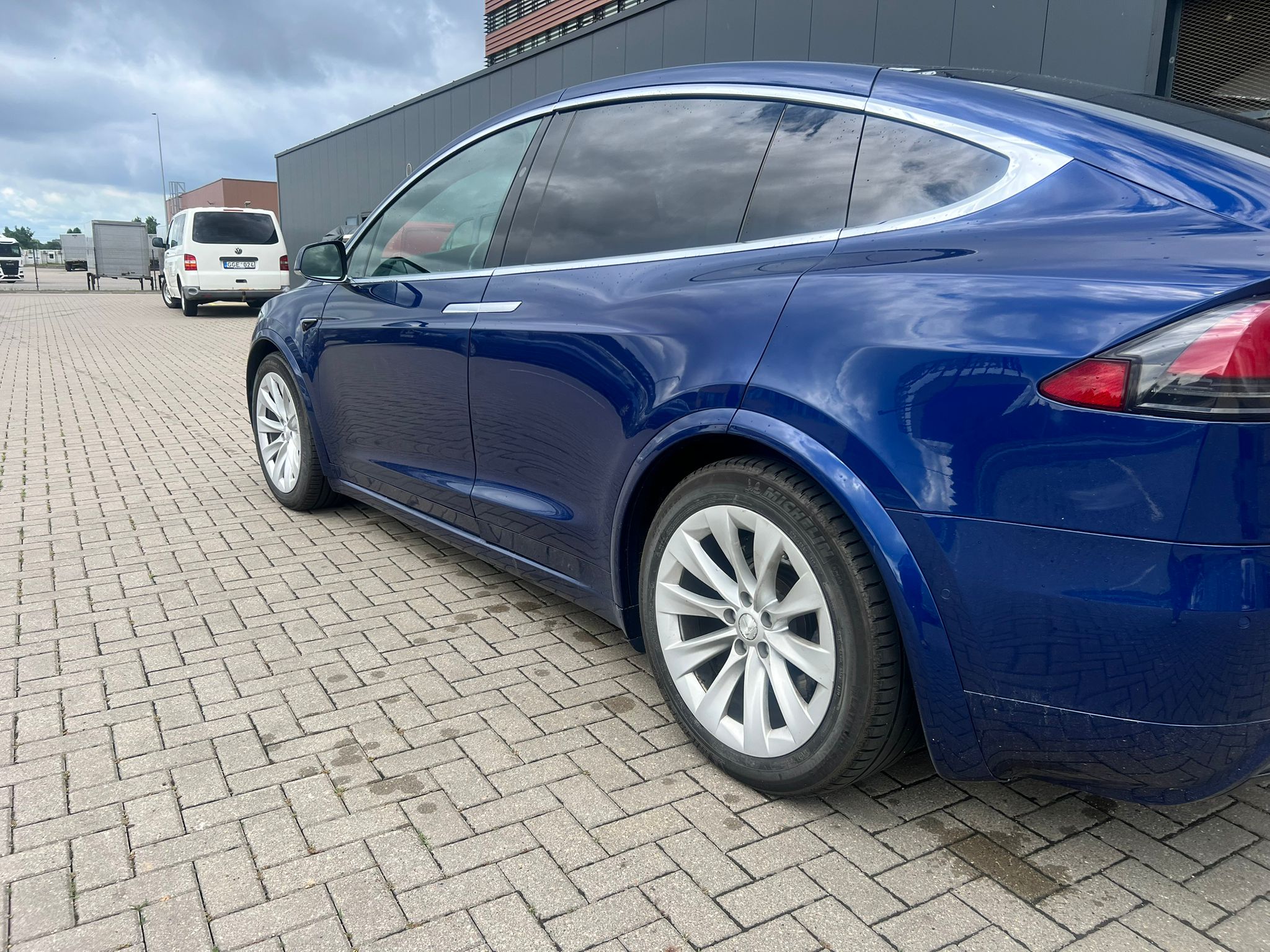 
								X90D blue full									