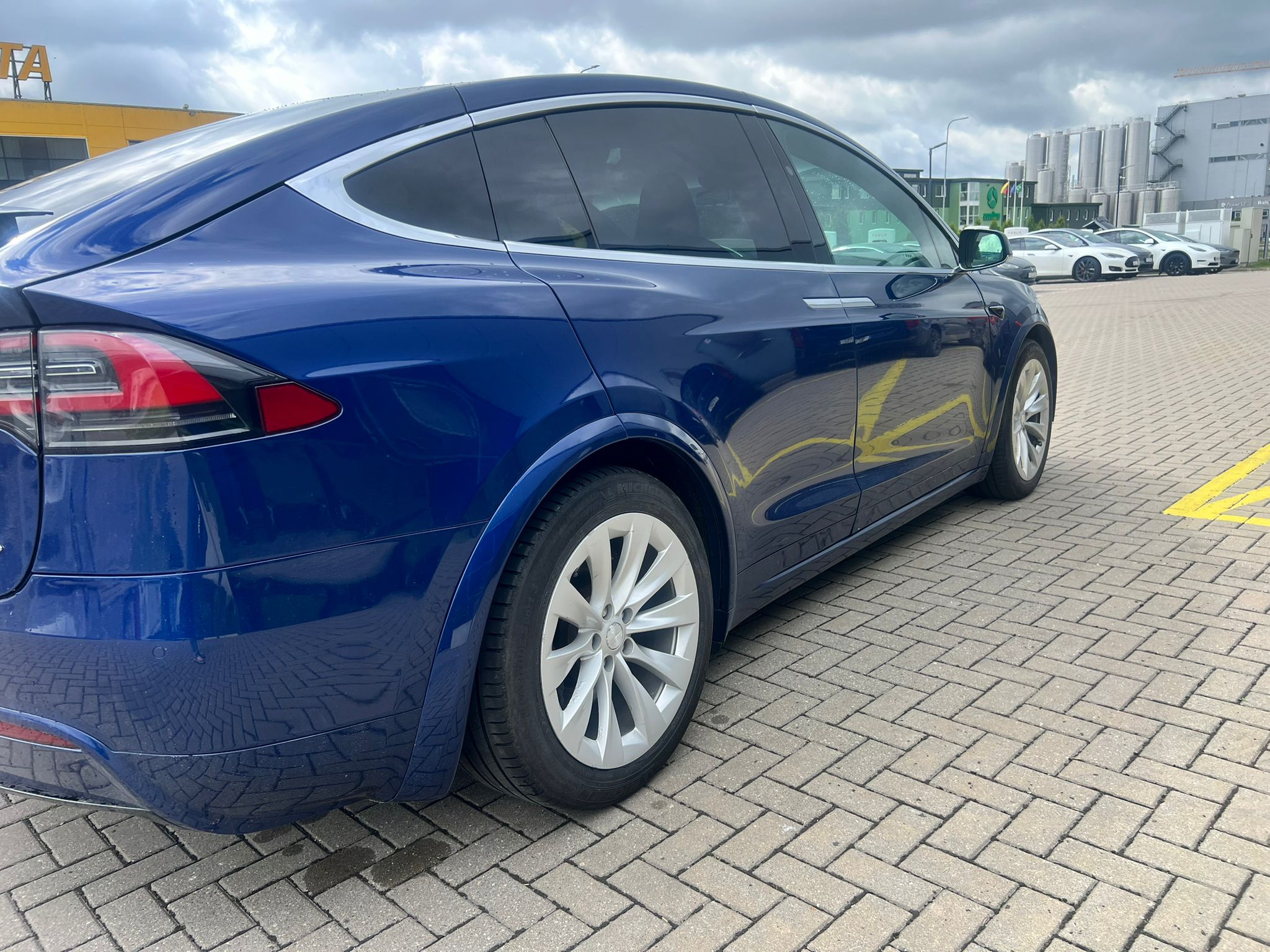 
								X90D blue full									