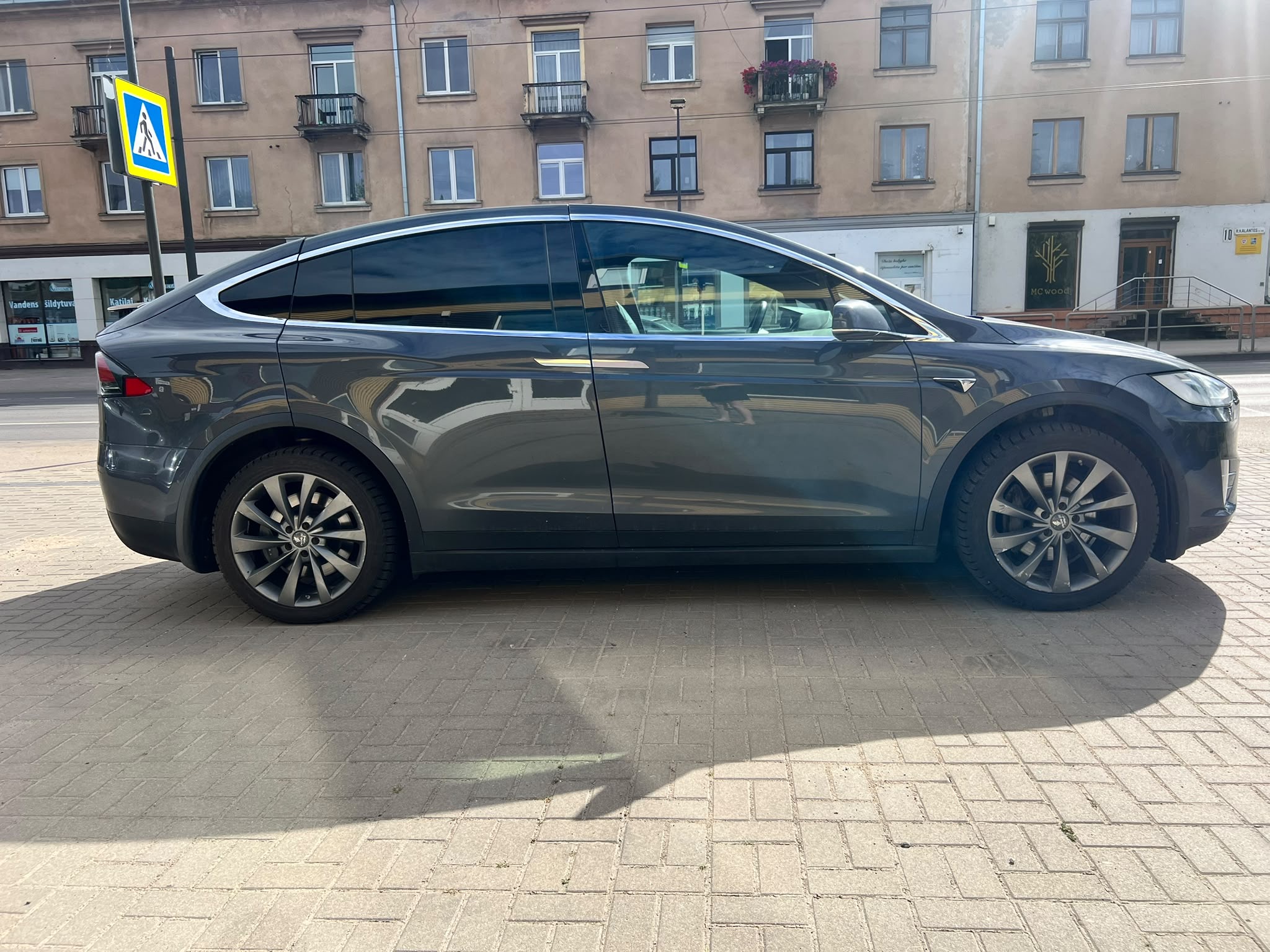 
								Model X 90D full									