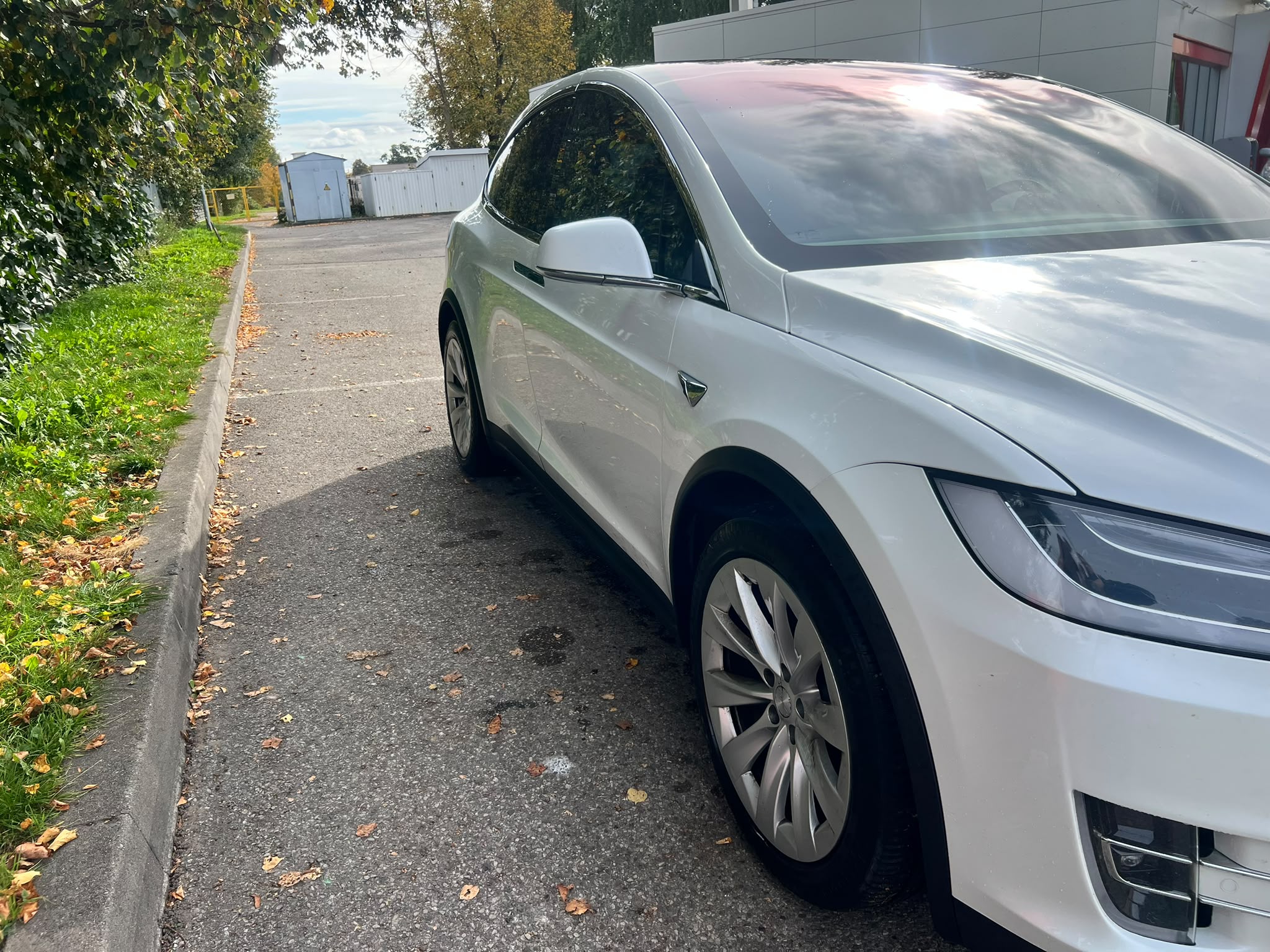 
								Model X 90D full									