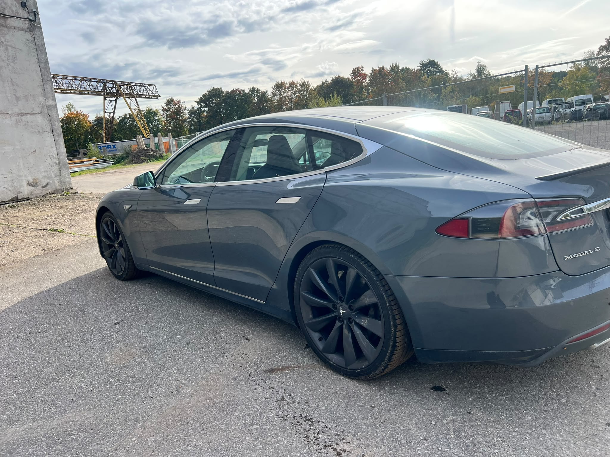 
								Model S P85+ full									