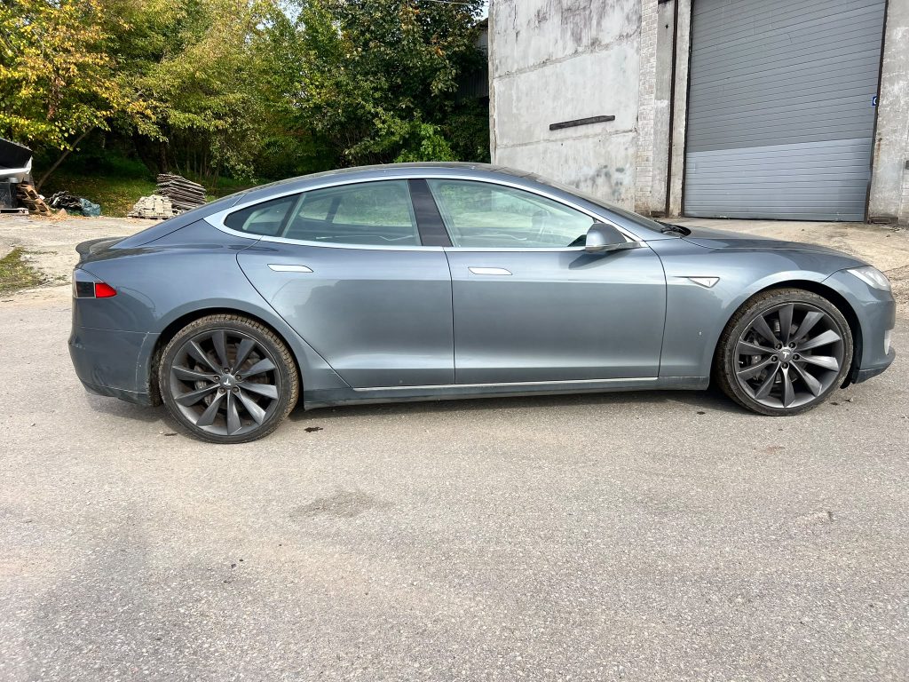 Model S P85+